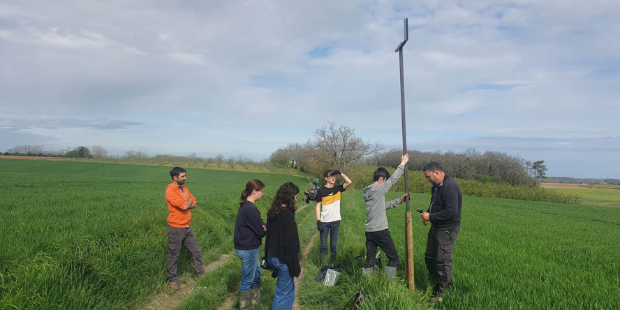 Installation d'un perchoir équipé d'un piège photo en Dordogne